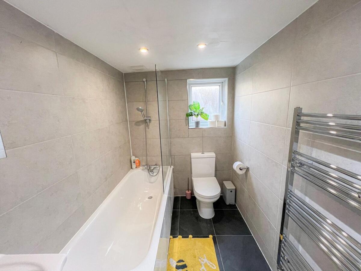 1-Bedroom Flat With Small Garden & Paid Parking In Finsbury Park, Highbury London Eksteriør bilde