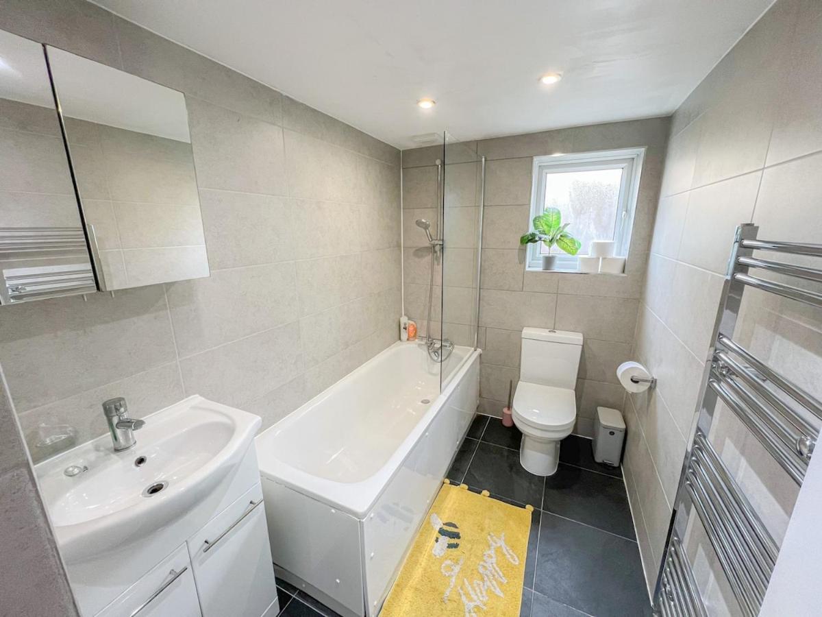 1-Bedroom Flat With Small Garden & Paid Parking In Finsbury Park, Highbury London Eksteriør bilde