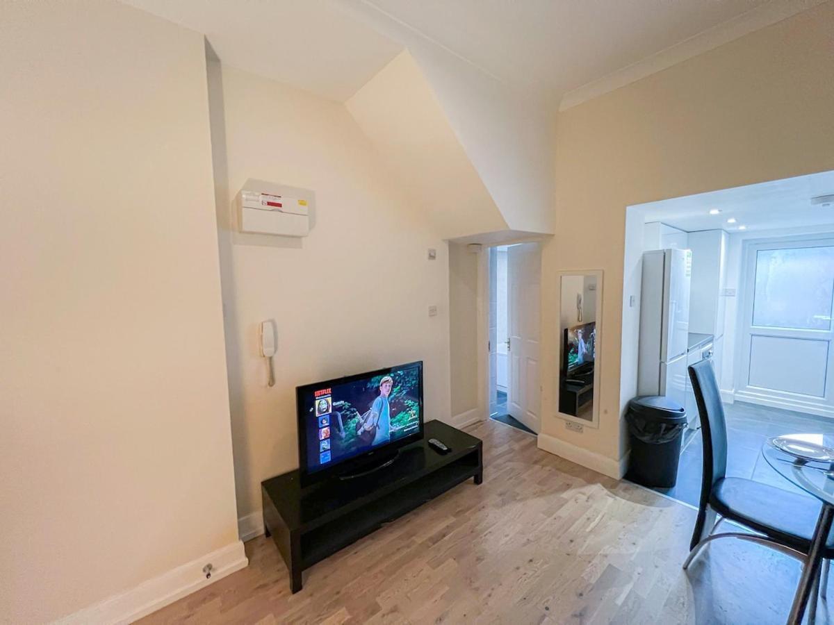 1-Bedroom Flat With Small Garden & Paid Parking In Finsbury Park, Highbury London Eksteriør bilde