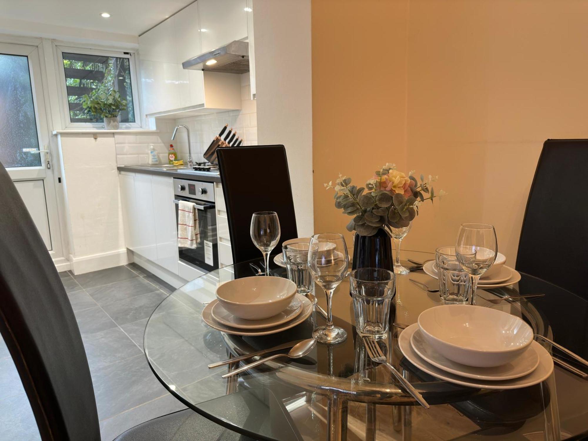 1-Bedroom Flat With Small Garden & Paid Parking In Finsbury Park, Highbury London Eksteriør bilde